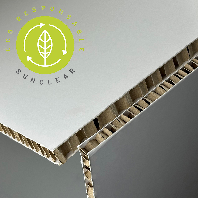 Panneau en carton composite, avec des surfaces blanches et un noyau nid d'abeille, de la marque SKINABOARD®